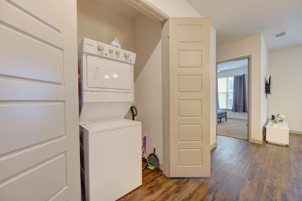 Fancy Apt Downtown. Pool. Gym. Lounge. Pet Ok Houston Exterior photo